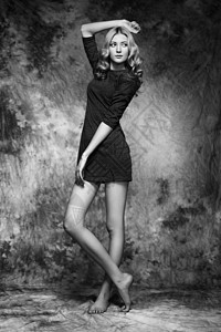 轻壮丽女子的时尚照片女孩摆姿势摄影棚的照片女形象黑色连衣裙图片