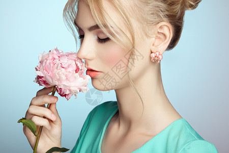 美丽的感女人的肖像,优雅的发型完美的妆容金发女孩时尚照片鲜花图片