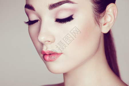 漂亮的女人脸完美的妆容美容时尚睫毛嘴唇化妆品眼影图片