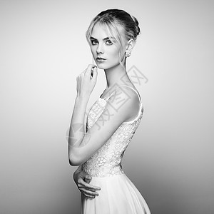 金发美女的时尚肖像白色背景上穿着白色连衣裙的女孩图片