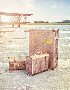 老式飞机老式手提箱复古飞机跑道上三维背景