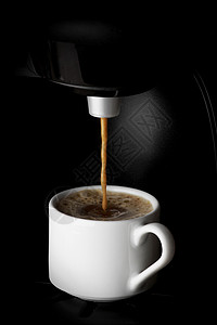 咖啡机杯中倒入热浓咖啡图片