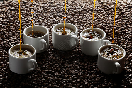 把咖啡倒进五杯咖啡豆里图片