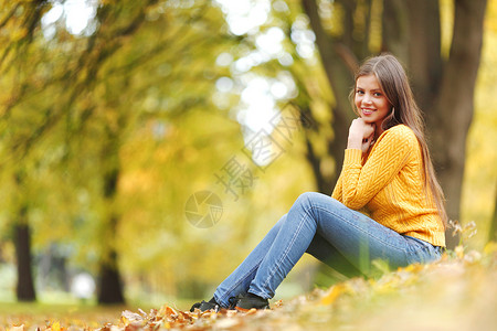 坐秋天公园里的位漂亮的黑发女人的肖像秋天公园的女人图片