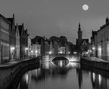 欧洲中世纪夜景背景布鲁日布鲁日布鲁日运河晚上,比利时黑白版本图片