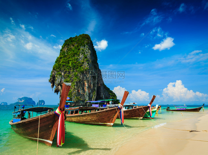 热带海滩上的长尾船,石灰石岩石,泰国克拉比图片