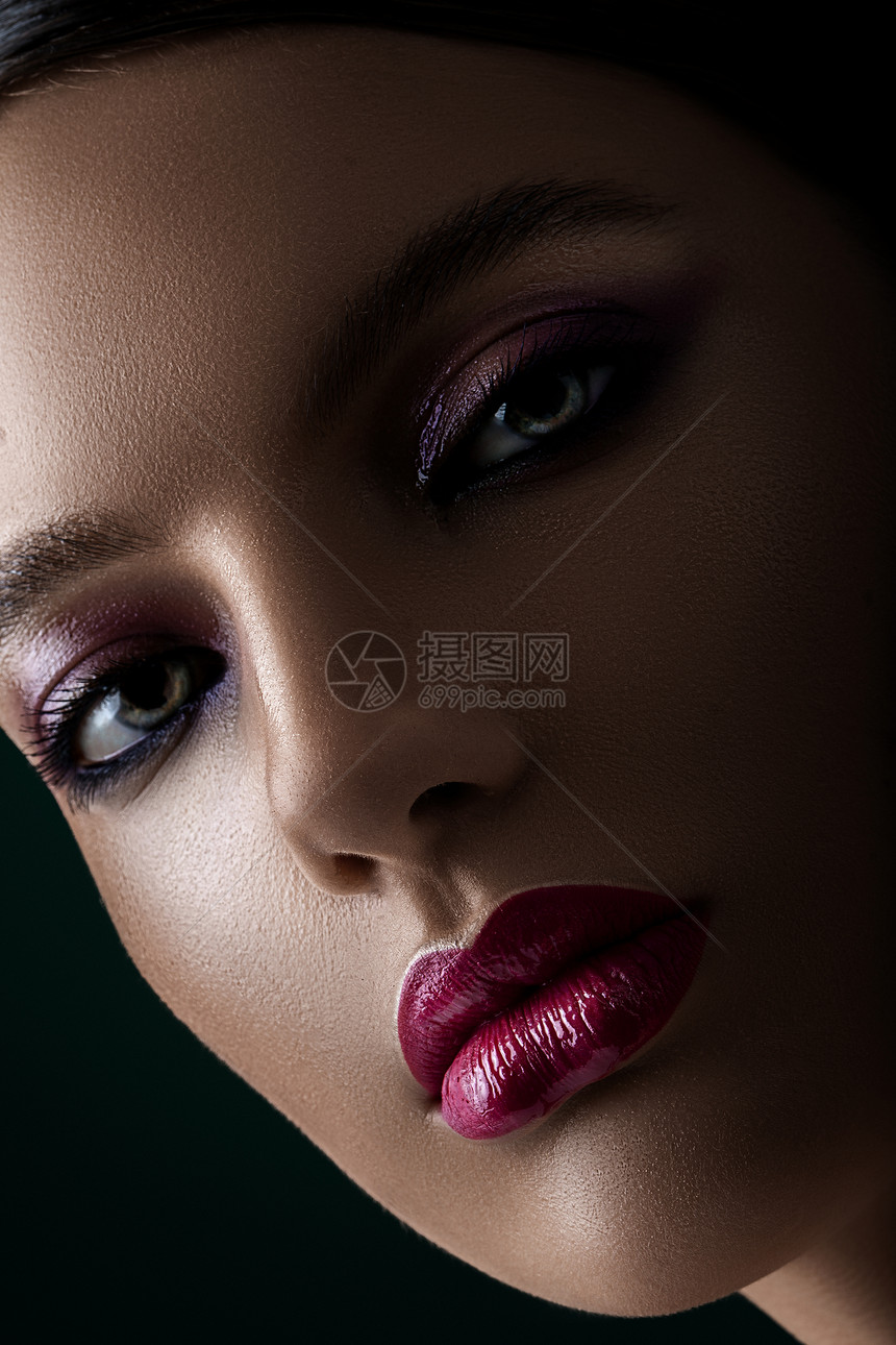 紫色嘴唇特写的女人的深色肖像图片