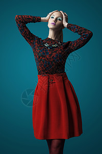 蓝色背景的红色裙子里的感女人图片
