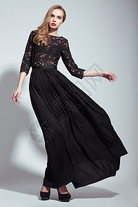 优雅穿着黑色连衣裙的轻时尚模特图片