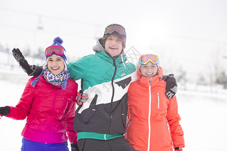 轻人女朋友雪地里享受的肖像图片