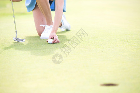 女子高尔夫球场下球的低段图片