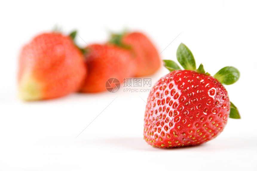 工作室拍摄的草莓白色背景图片