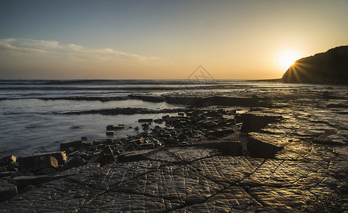 金梅里奇湾侏罗纪海岸上的Beautfiul日落图片