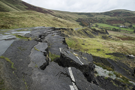 倒塌的A625公路英国的高峰地区高清图片