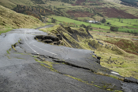倒塌的A625公路英国的高峰地区图片