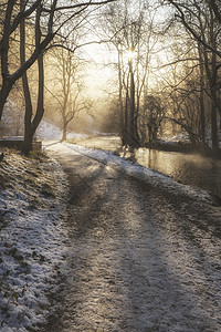 美丽的冬季雪覆盖着乡村的河流景观,充满了倒影高清图片