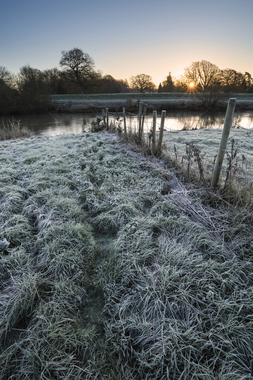 冬季日出景观河流田野上覆盖着霜冻图片