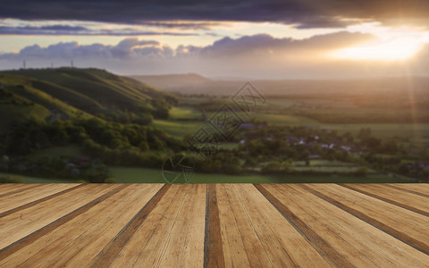 可爱的风景乡村山丘山谷与木制木板地板图片