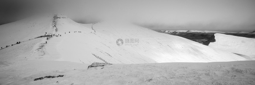 令人惊叹的冬季全景景观,雪覆盖着黑白相间的山脉图片