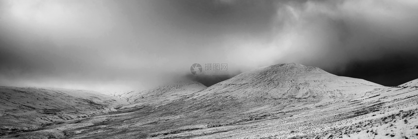 令人惊叹的冬季全景景观,雪覆盖着黑白相间的山脉图片