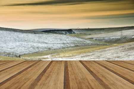 美丽的冬季景观乡村与木制木板地板图片