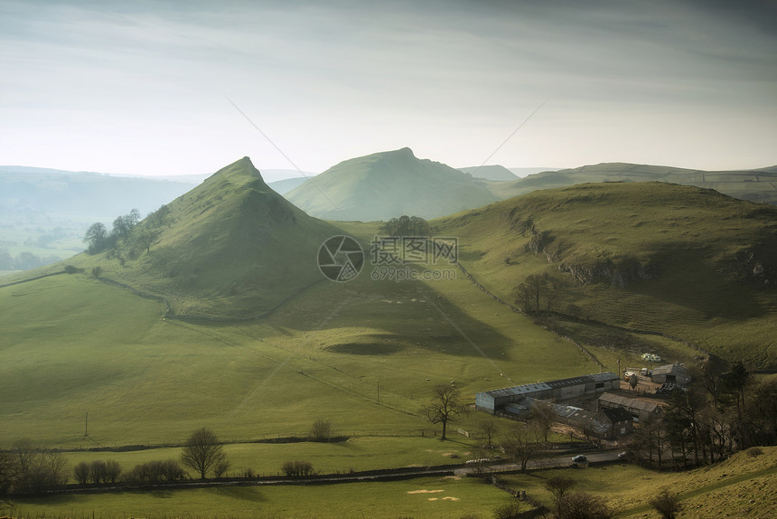 令人惊叹的铬山公园山龙的景观回英国的高峰区图片