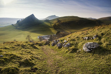 令人惊叹的铬山公园山龙的景观回英国的高峰区高清图片