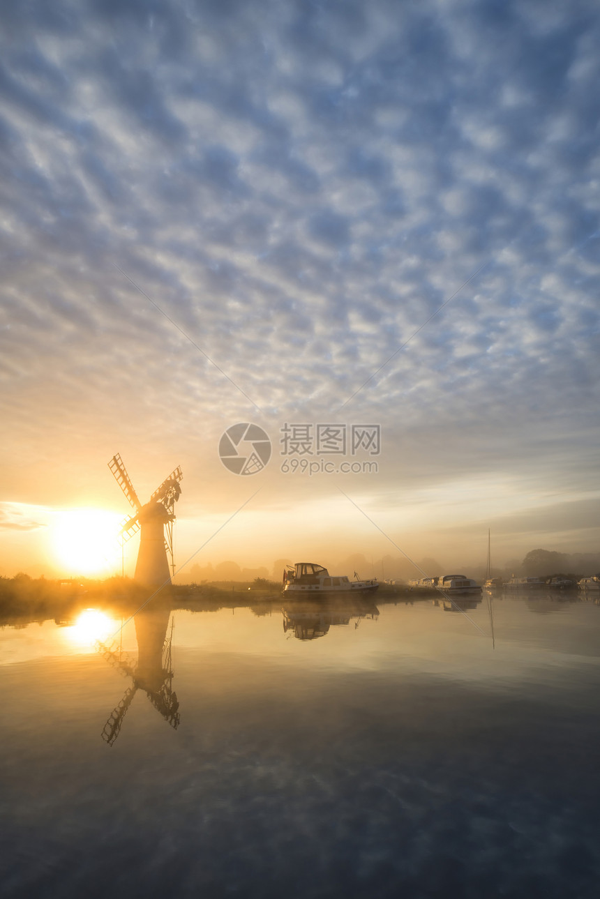 夏季早晨日出时风车河流的景观图片