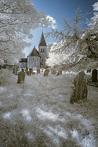 老墓碑英国乡村景观中的老教堂红外背景