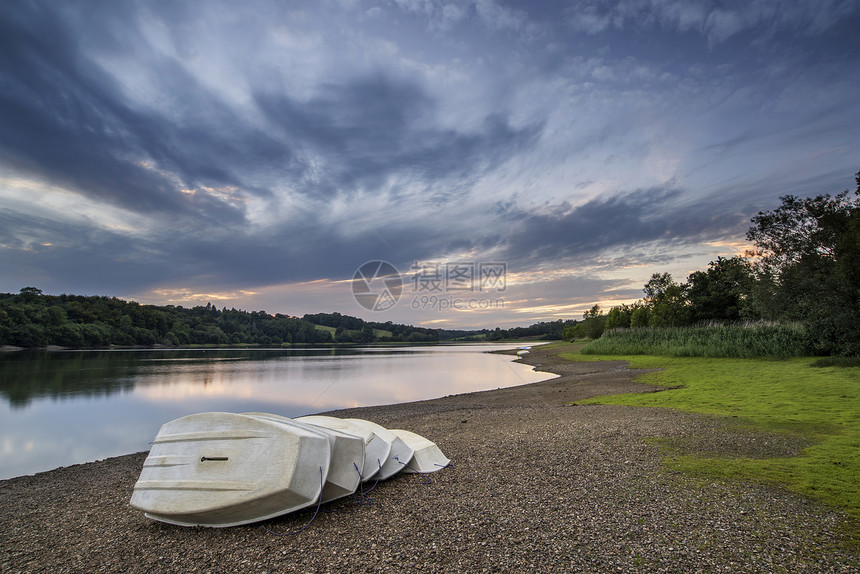 夏季日落湖上的景观与休闲船岸上图片