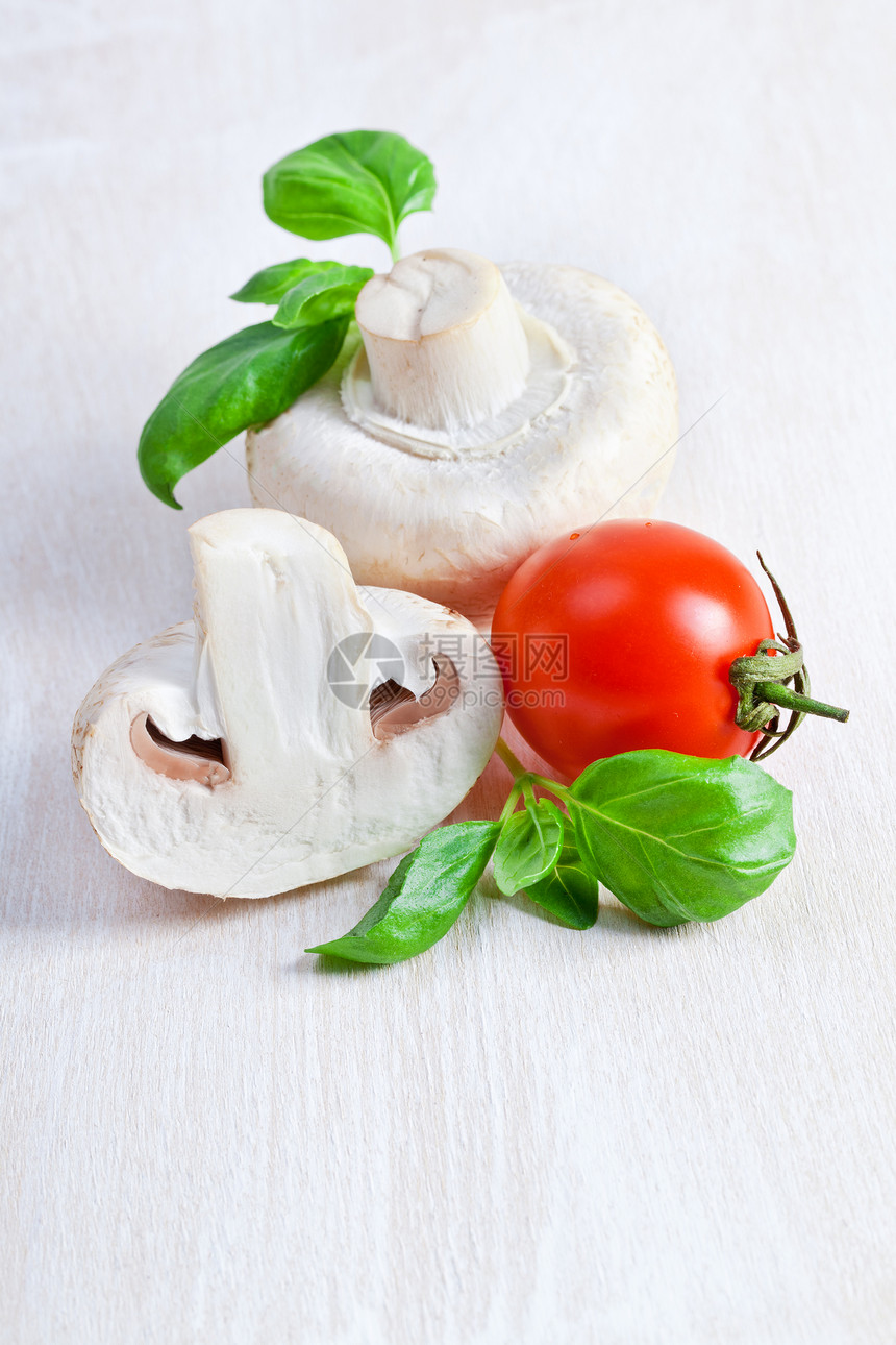 白色木桌上的西红柿蘑菇图片