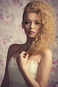 美丽的轻金发女士特写时尚拍摄与创造时尚的发型,彩色化妆优雅的白色连衣裙图片