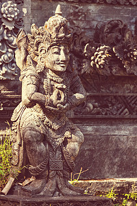 克里希纳曼达帕印度尼西亚巴厘岛的石像背景