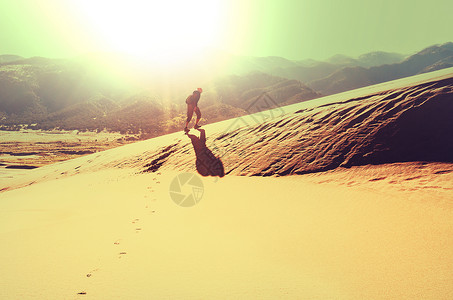 沙漠里徒步旅行背景图片
