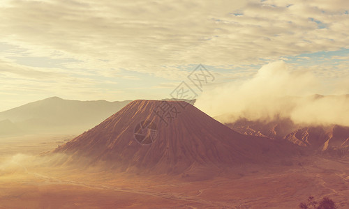 印度尼西亚爪哇的溴火山高清图片