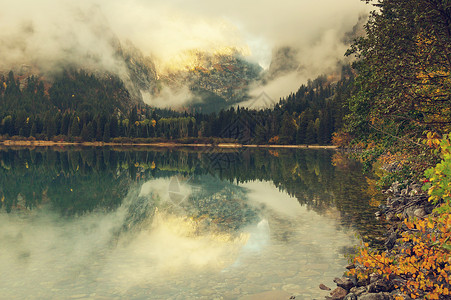 秋天的湖图片