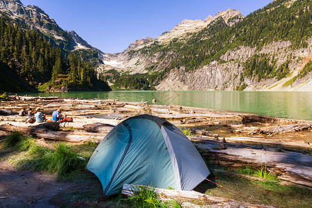 山湖上的帐篷图片