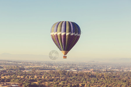 Teotihuacan上方的气球图片