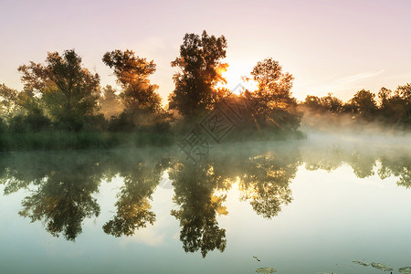 夏季寻常的河雾高清图片