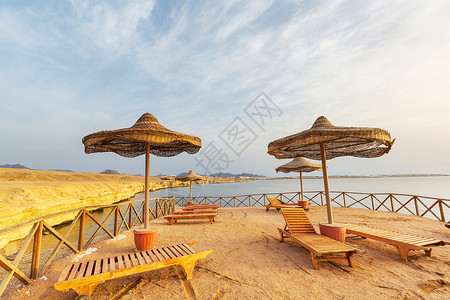 微博美丽素材海滩上阳伞背景