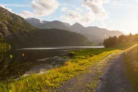 挪威陡峭悬崖的景观图片