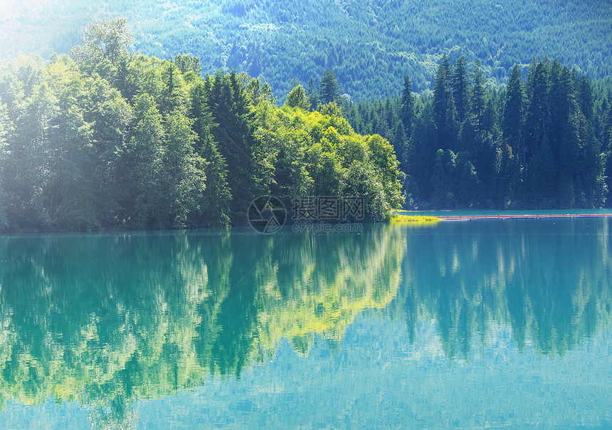 岩石山上的湖泊图片