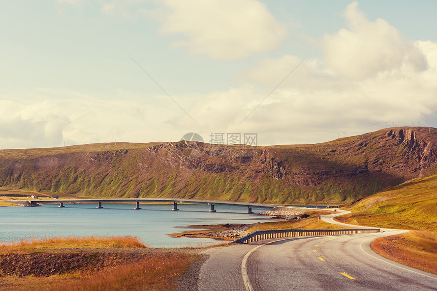 挪威山脉的道路图片
