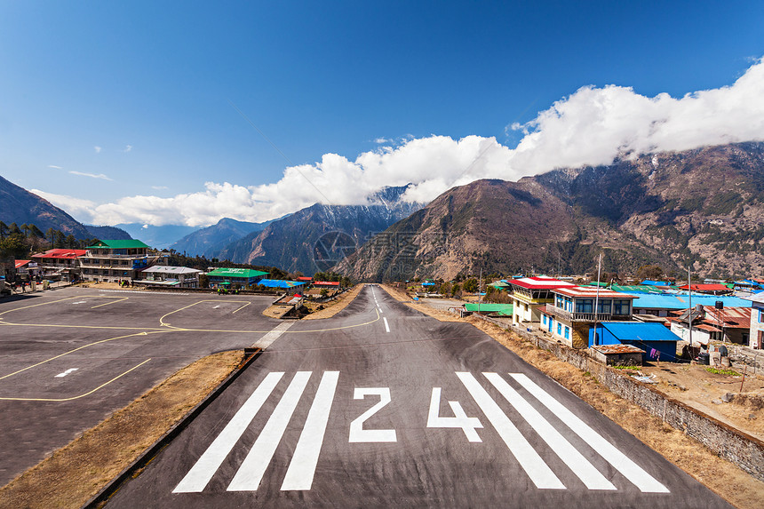 卢克拉机场珠穆朗玛峰徒步旅行的点,尼泊尔喜马拉雅图片