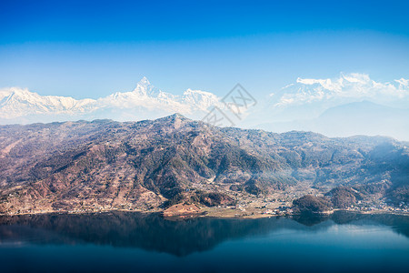 鸟瞰菲瓦湖安纳普尔纳范围世界平宝塔波哈拉,尼泊尔图片