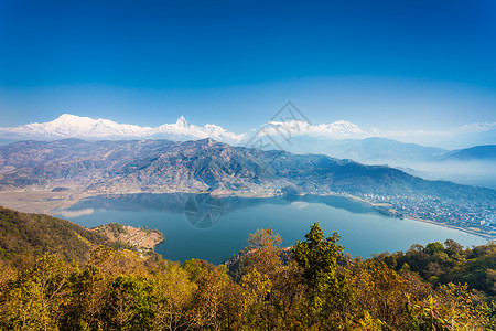 鸟瞰菲瓦湖安纳普尔纳范围世界平宝塔波哈拉,尼泊尔图片