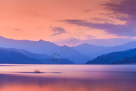 安娜普娜五颜六色的船贝格纳斯湖,波哈拉地区,尼泊尔背景