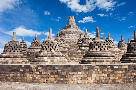 马格塔博罗布杜尔座9世纪大乘佛教寺庙,位于印度尼西亚爪哇中部的Magelang背景