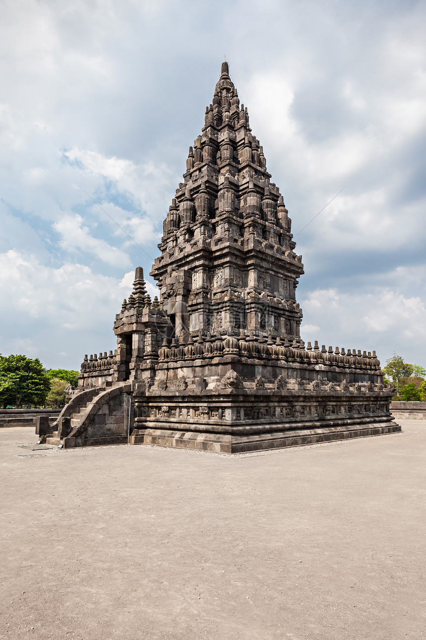 普拉巴南坎迪拉拉琼格朗印度尼西亚爪哇的个印度教寺庙大院,致力于Trimurti创造者Brahma保存者Vis图片