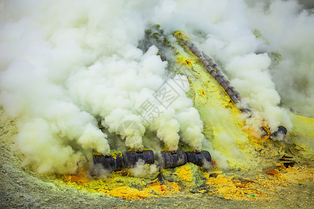 印度尼西亚东爪哇伊根火山火山口内的硫矿图片